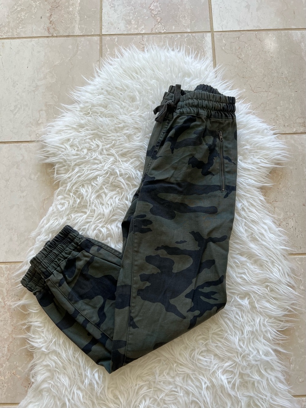 Aritzia TNA Camo Jogger Bottoms - Olive Green